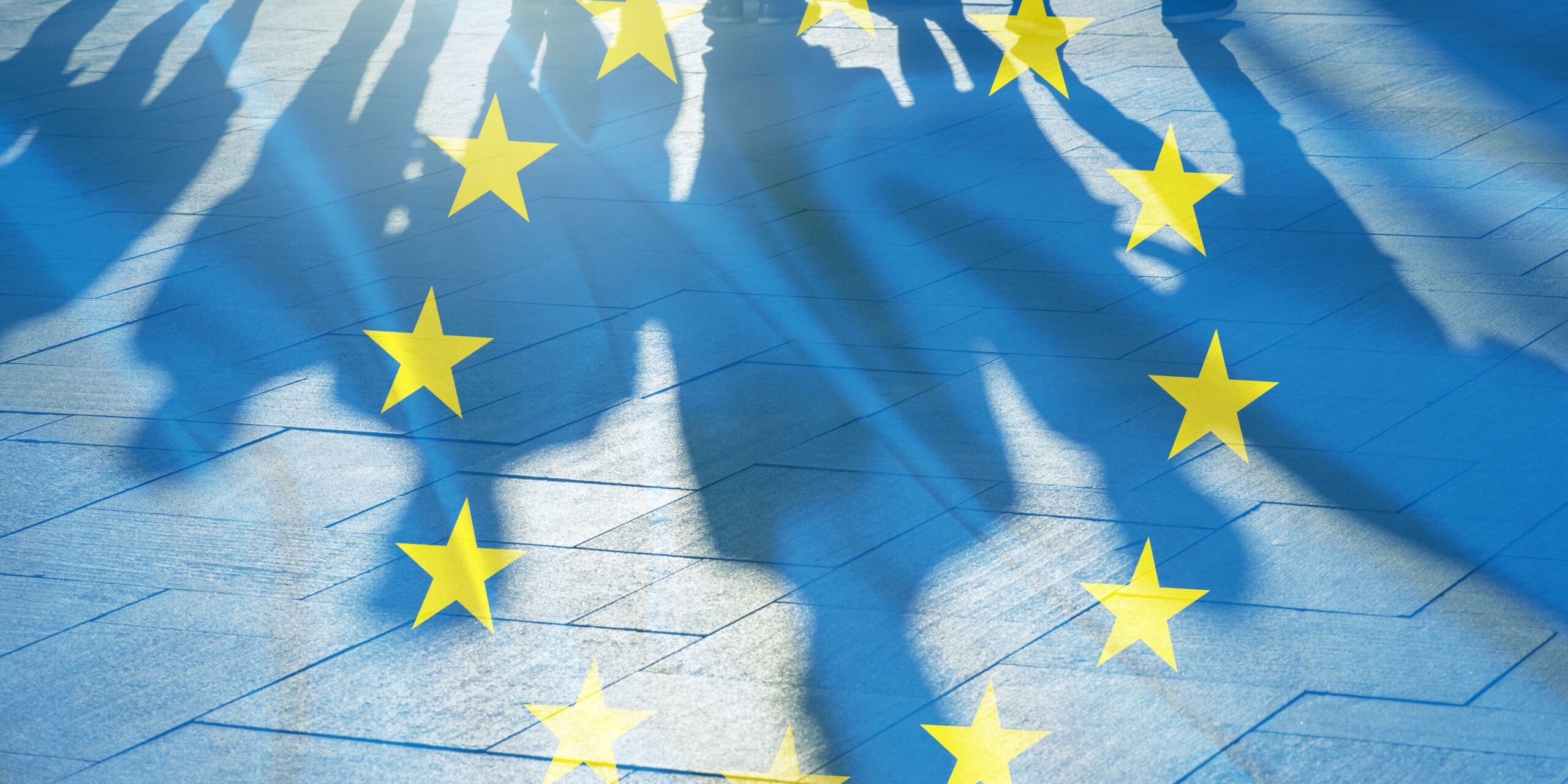 drapeau européen sur lequel apparait des ombres de personnes